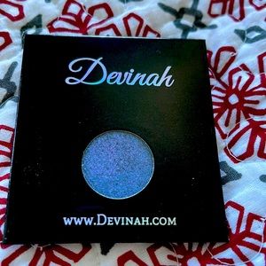Devinah eyeshadow in Seance